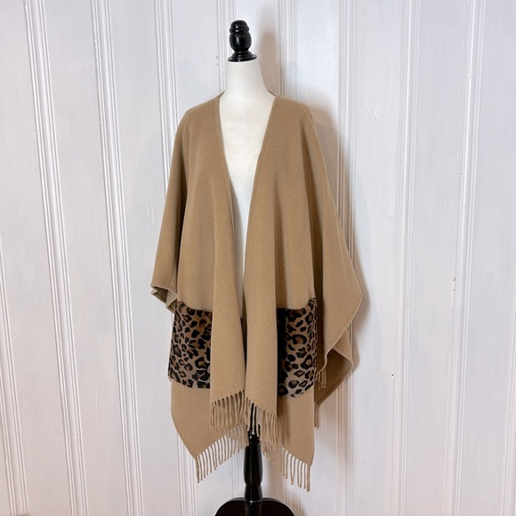 NWOT ELIE TAHARI tan wool poncho with real kangaroo fur pockets - Picture 1 of 8